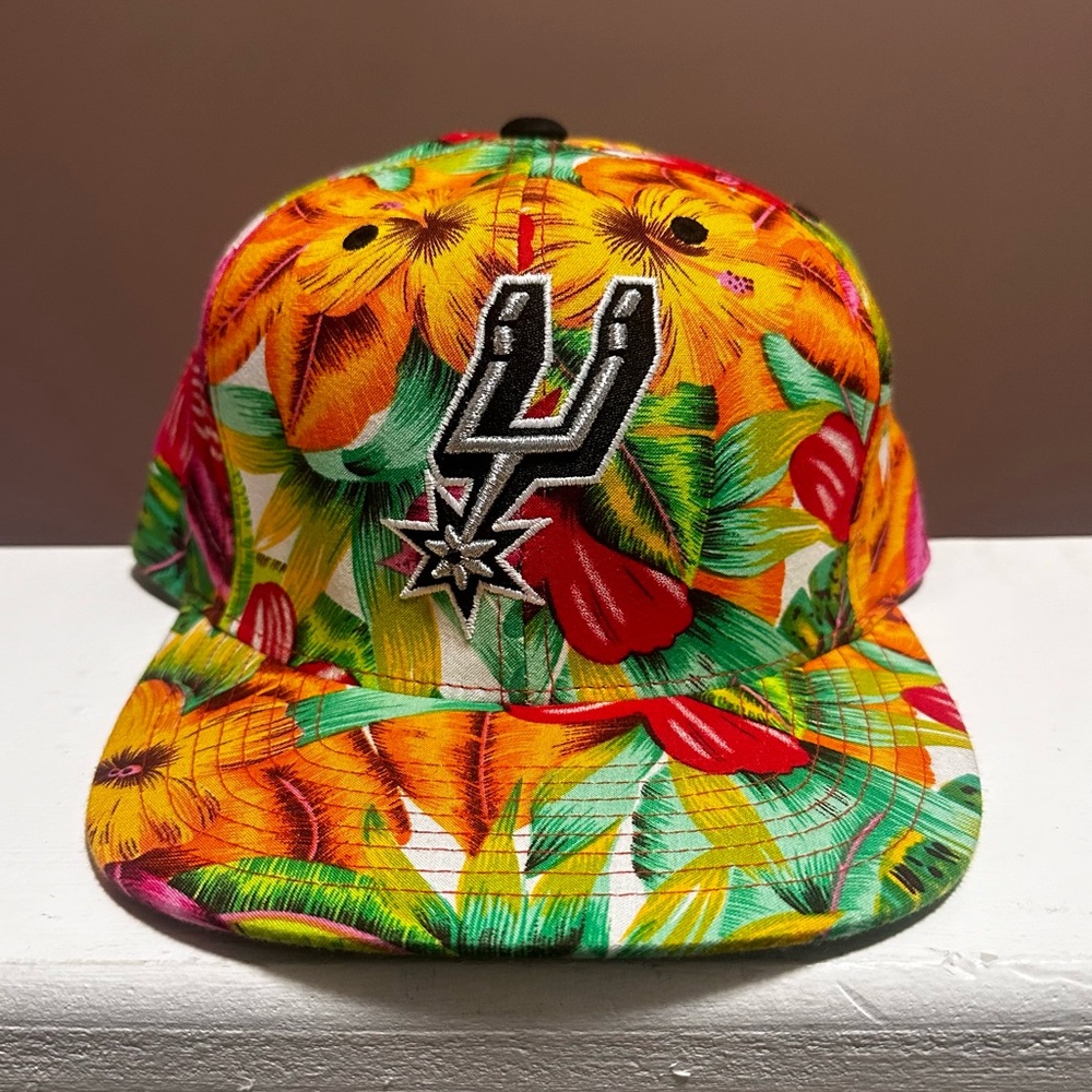 San Antonio Spurs multicoloured floral snapback cap
Perfect condition